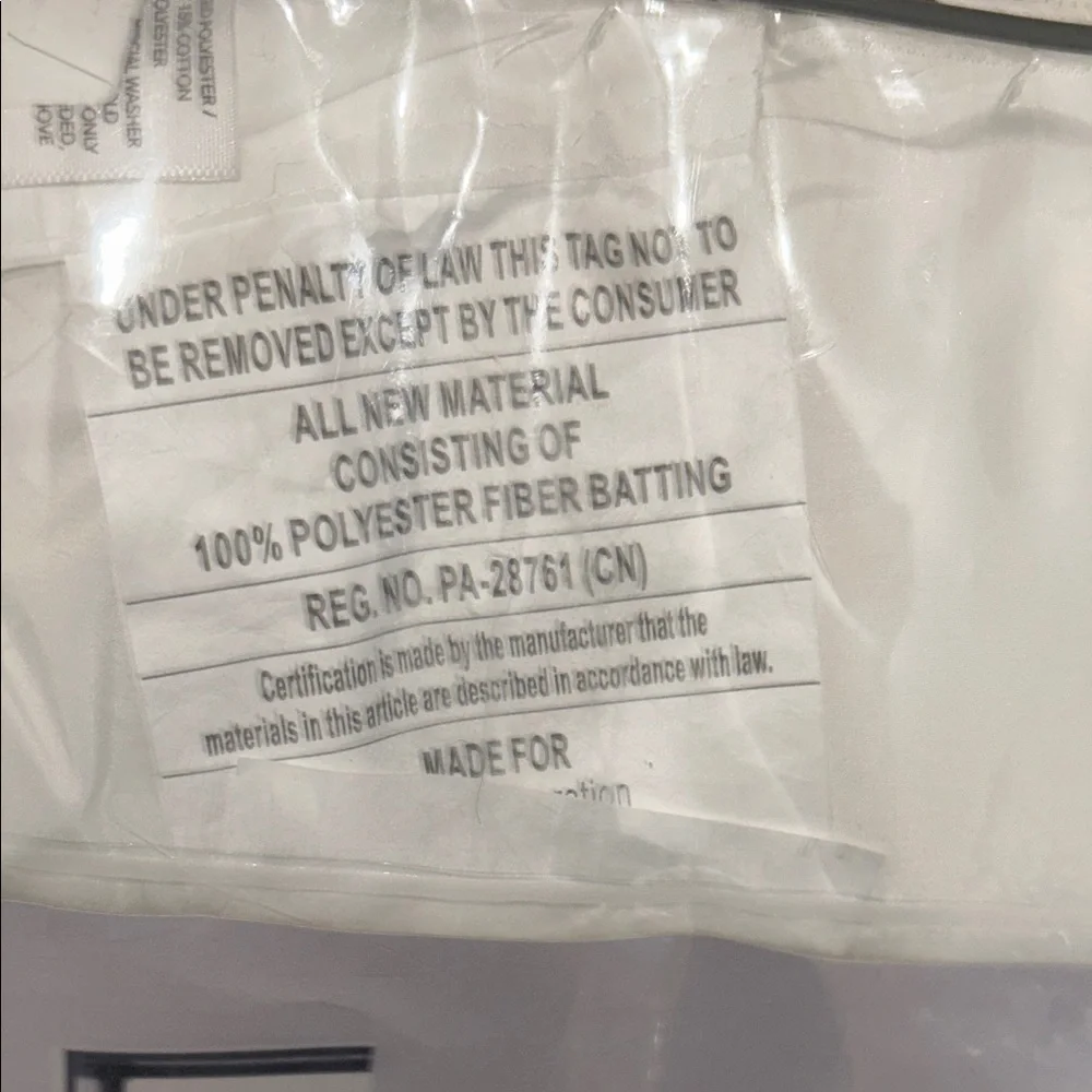 Threshold King/ Cal/King Extra Plush Down Alternative Comforter